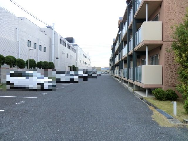 【雅マンションの駐車場】