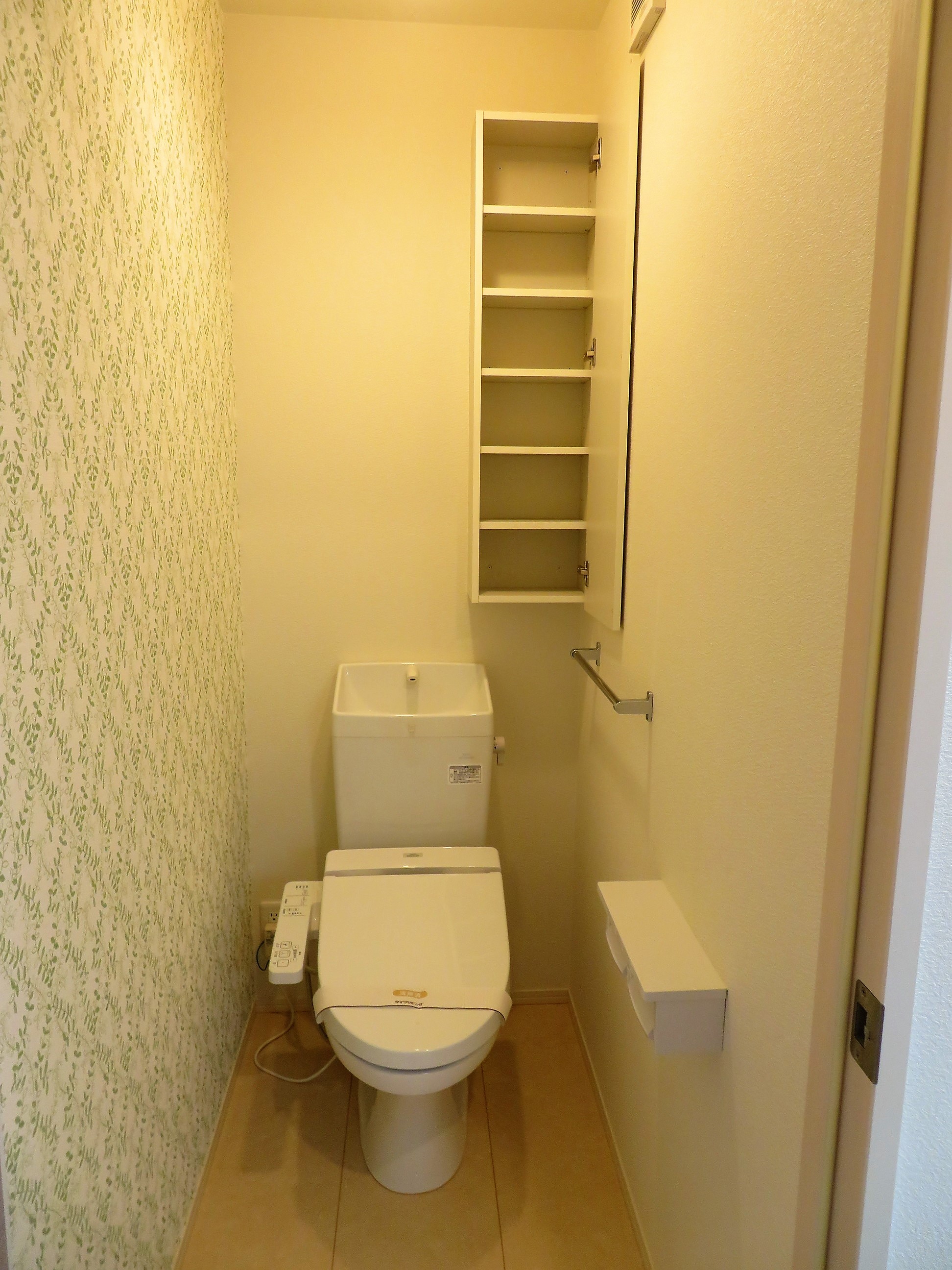 トイレ　ウォシュレット付きトイレです！便利な収納付き！