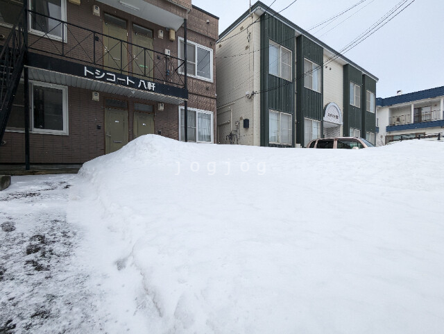 【札幌市西区八軒二条西のアパートの駐車場】