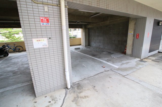 【神戸市長田区西山町のマンションの駐車場】