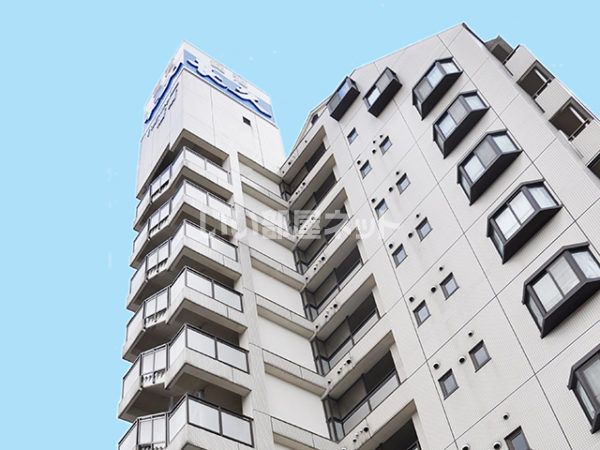 海南市日方のマンションの建物外観