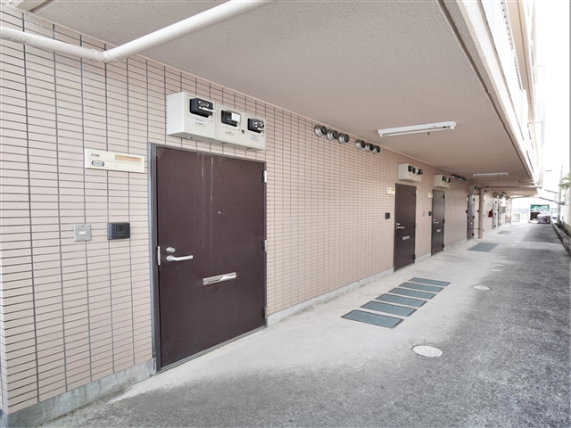 【東広島市西条本町のマンションのエントランス】