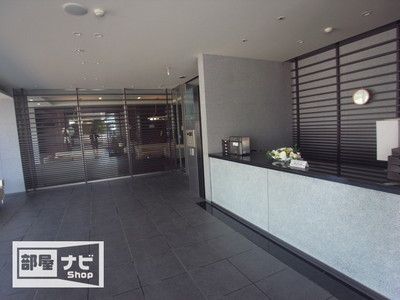 【高松市室新町のマンションのエントランス】