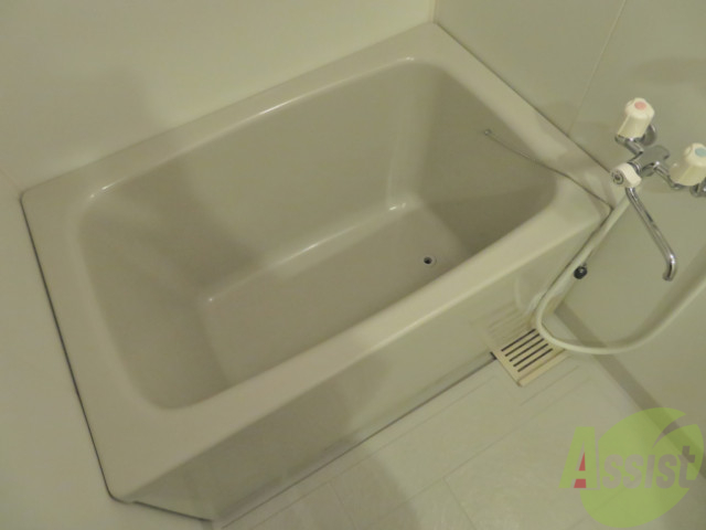 バス・シャワールーム　浴室は、綺麗な浴槽が設置されています。