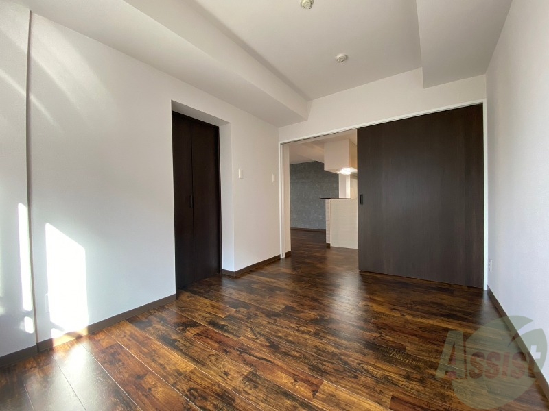 その他部屋・スペース　寝室はこちらです。光が差し込む、温かみのあるお部屋です。