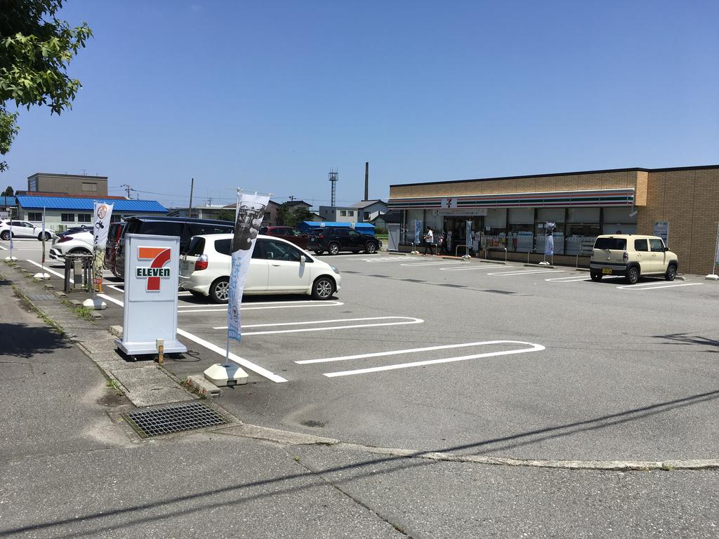 コンビニ　セブンイレブン富山西荒屋店（コンビニ）まで562m