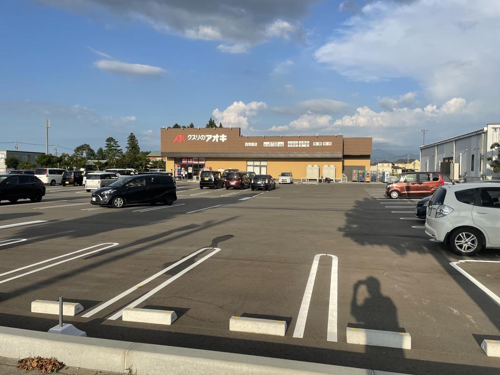 ドラックストア　クスリのアオキ西荒屋店（ドラッグストア）まで588m