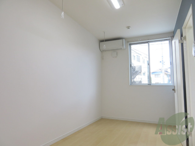 居室・リビング　こちらがリビングです。窓があるので明るいですね。