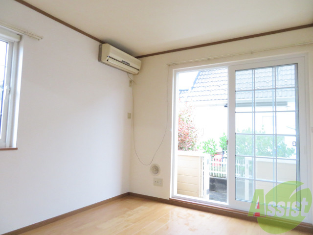 居室・リビング　南向きの窓から日差しが入る明るいお部屋ですよ。