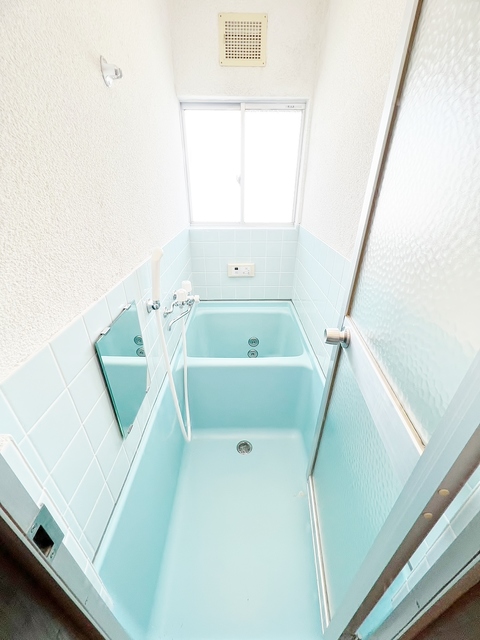 バス・シャワールーム　タイルのカラーが清潔感のある浴室です