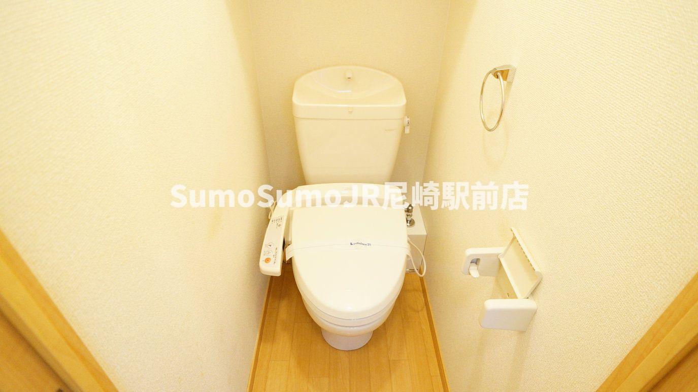 トイレ　落ち着いた色調のトイレです