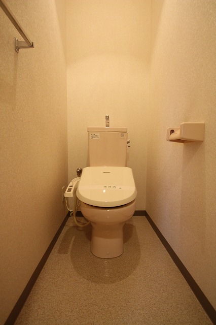 トイレ　同物件、別号室のものです。