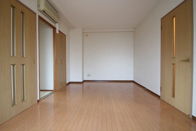 居室・リビング　同物件、別号室のものです。