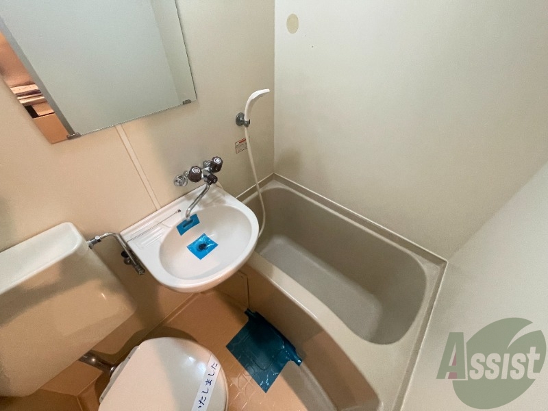 バス・シャワールーム　浴室はこんな感じでシンプルな作りになっております。