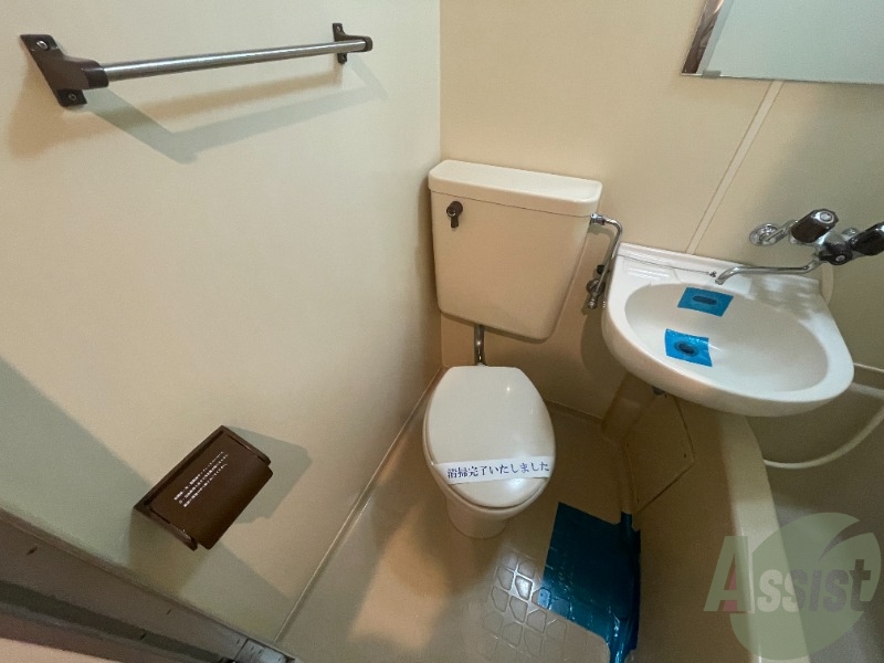 トイレ　トイレは浴室にありました。掃除がしやすそうですね。