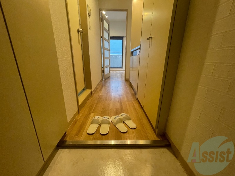 玄関　玄関からの様子になります。すぐキッチンが見えますね。