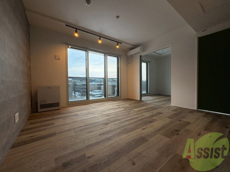 居室・リビング　木目のフローリングは落ち着きのある印象のお部屋になりますね。