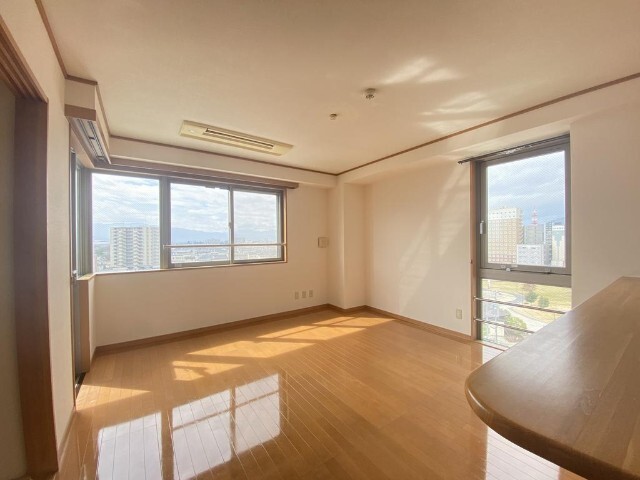 居室・リビング　同物件別室のイメージ写真