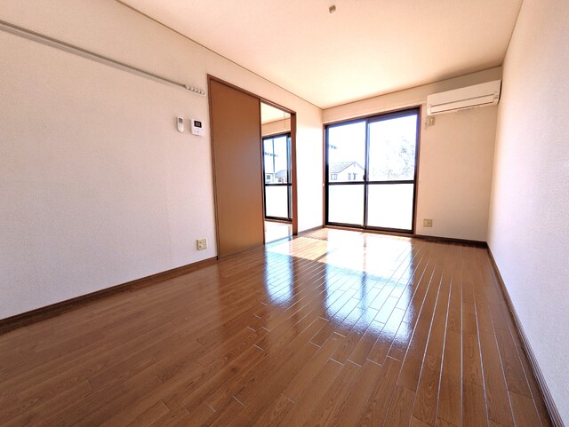 居室・リビング　リビング１０．５帖　南向きのお部屋です♪