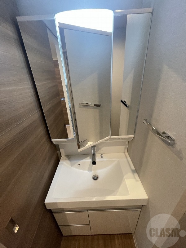 洗面設備　洗面台、三面鏡になっています