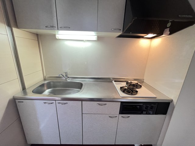 キッチン　別部屋の写真の為現況優先とさせて頂きます。