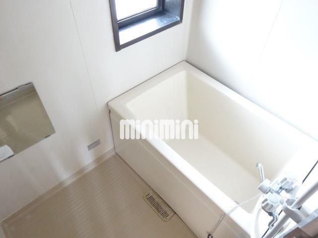 バス・シャワールーム　窓付きのバス