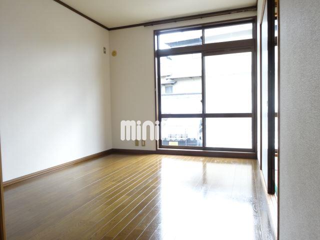 居室・リビング　清潔感のあるリビング