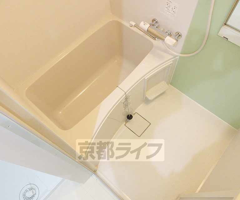 バス・シャワールーム　ぴかぴかのお風呂です