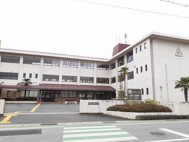 小学校　愛荘町立秦荘西小学校（小学校）まで600m