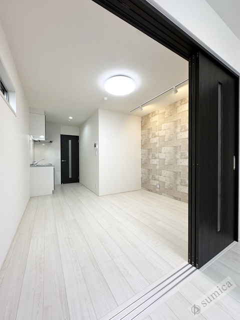 居室・リビング　アクセントクロスとダウンライトがオシャレを演出♪