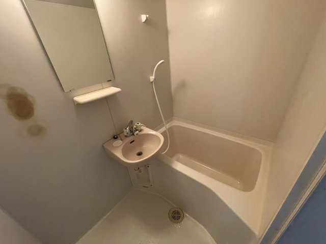 バス・シャワールーム　シンプルで清潔感のある浴室です♪
