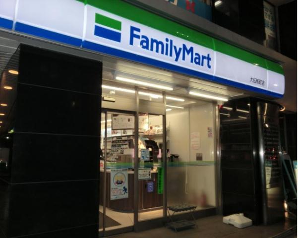コンビニ　ファミリーマート大伝馬町店（コンビニ）まで231m