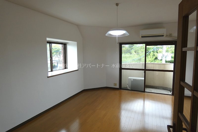 居室・リビング　出窓付きで明るいお部屋です！