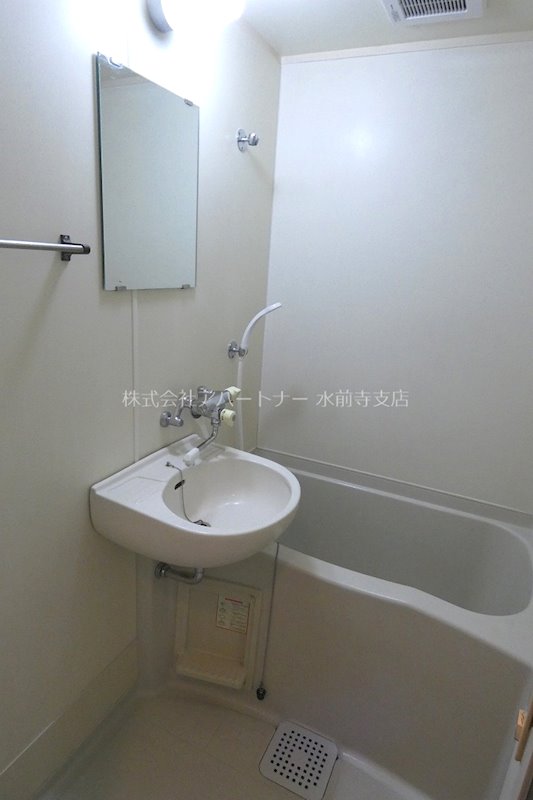 バス・シャワールーム　鏡・洗面台付きのバスルーム！