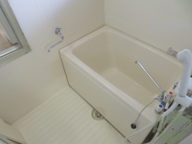 バス・シャワールーム　お風呂には、追い焚き機能が付いております。快適ですね。