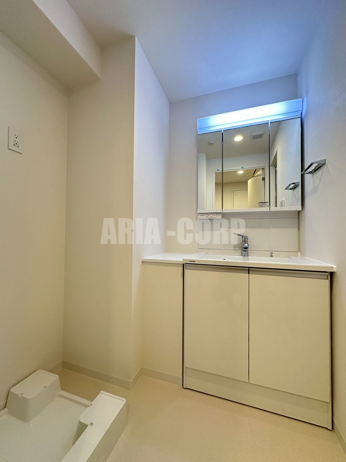 洗面設備　三面鏡採用のシャンプドレッサー付の独立洗面所♪