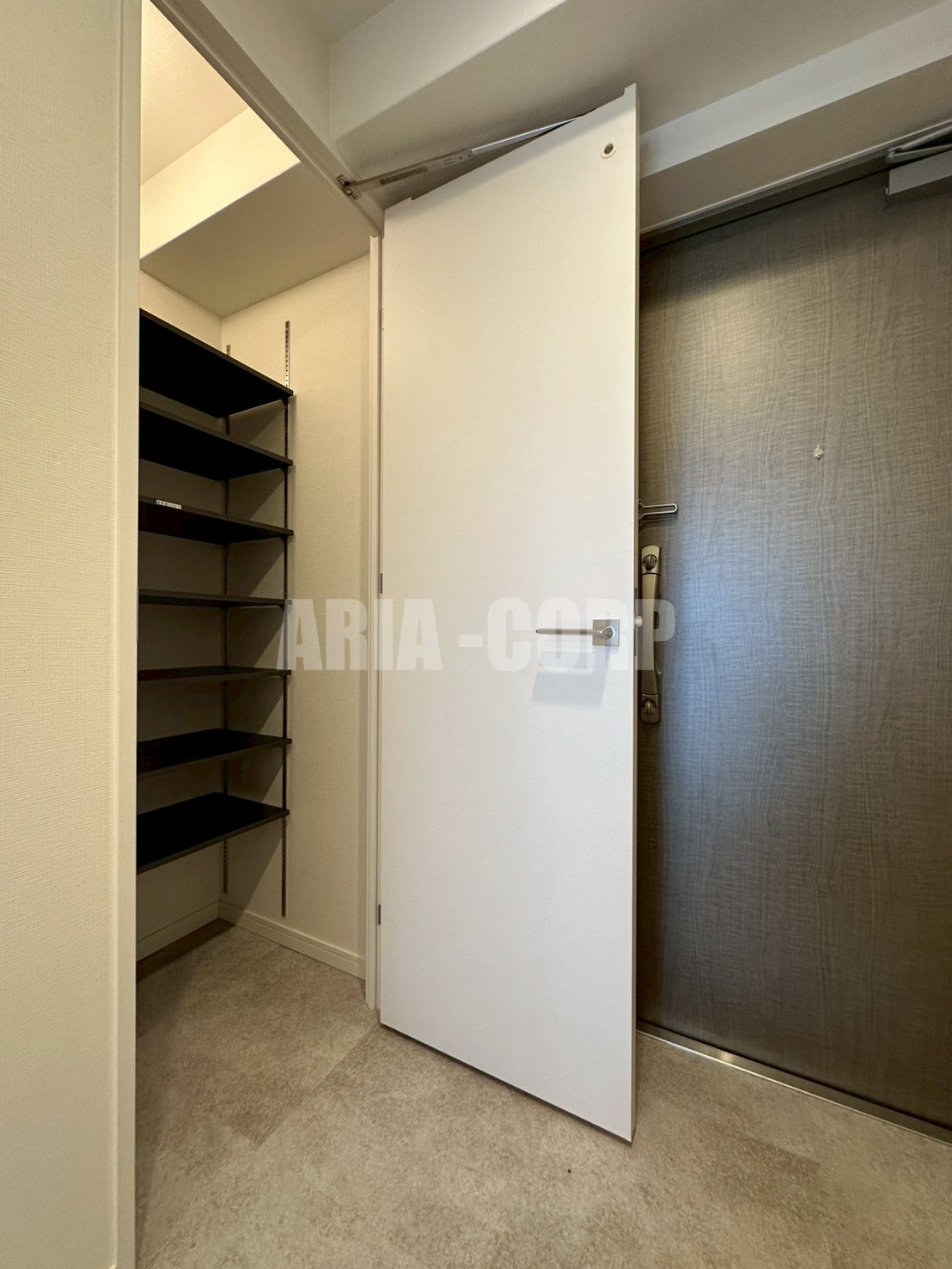 玄関　玄関には姿見付き◎シューズクロークを配置♪