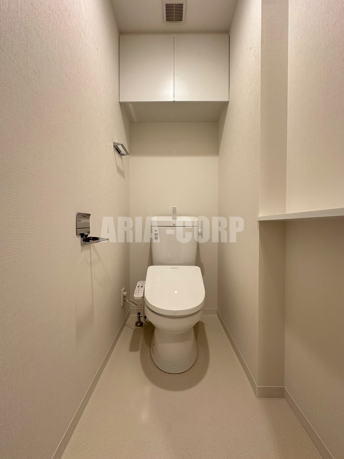 トイレ　ウオシュレット対応♪上部には収納スペースもあります！