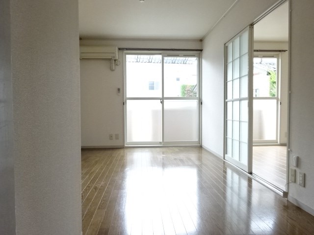 居室・リビング　※101号室の写真です(参考)