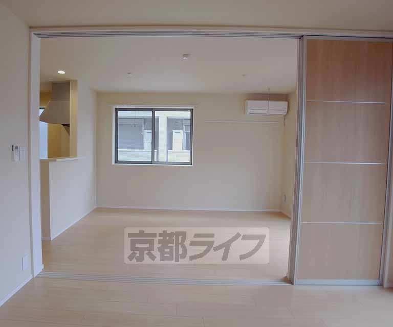 居室・リビング　明るく落ち着く風合いのお部屋です。