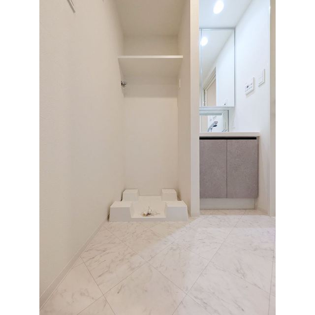 洗面設備　明るい洗面所です