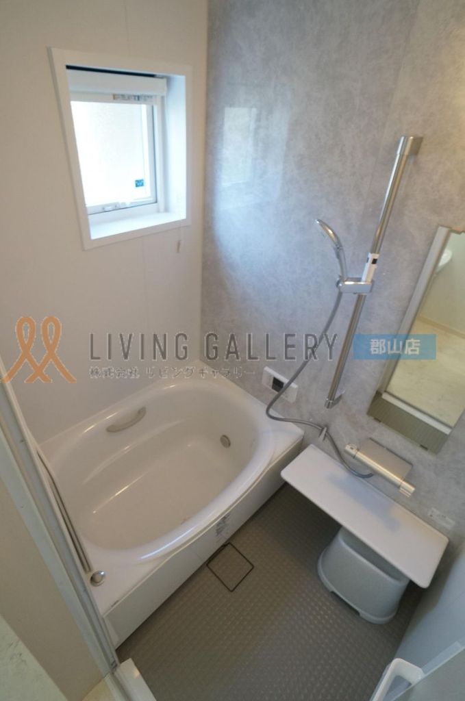 バス・シャワールーム　バスには追い焚き、小窓がついております