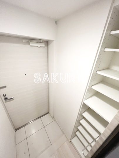 玄関　人感センサー付き・シューズボックス付き♪