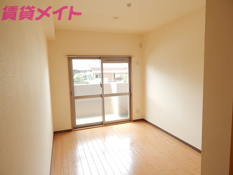 居室・リビング　同物件別室写真