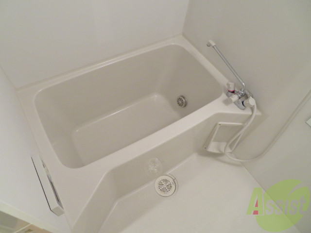 バス・シャワールーム　こちらはお風呂。一日の疲れをここで癒してください。