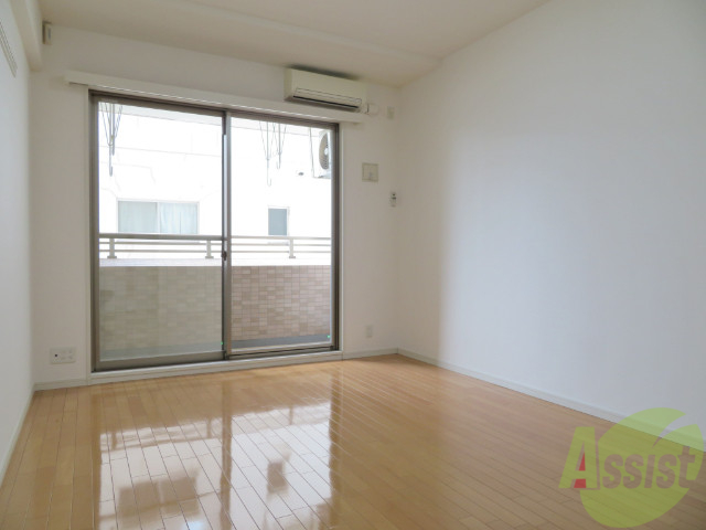 居室・リビング　９帖の洋室です。広々として、きれいですね。