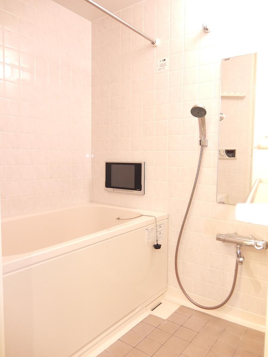 バス・シャワールーム　※参考写真　浴室テレビは鏡仕様に変更