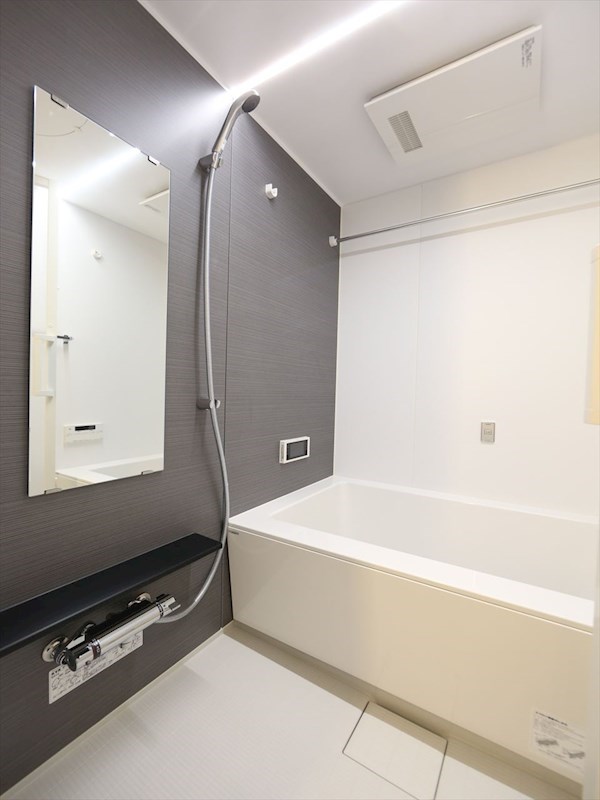 バス・シャワールーム　浴室暖房乾燥機付　浴室テレビ・追い焚き付お風呂