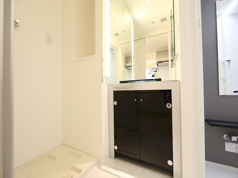 洗面設備　脱衣所　オシャレな独立洗面台　収納スペース有