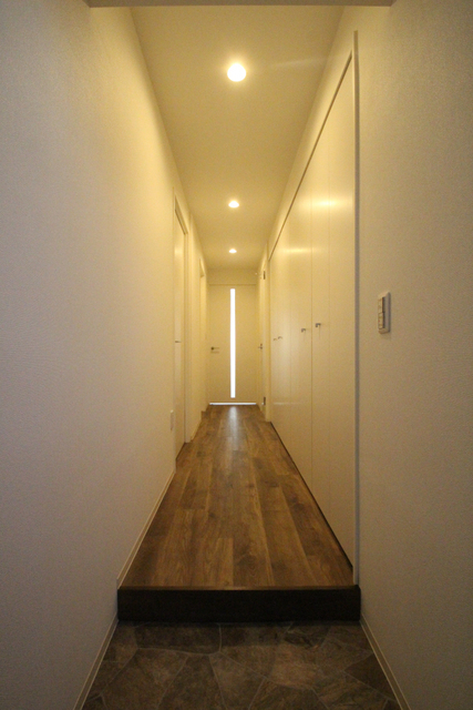 玄関　※同間取り別室の参考写真です